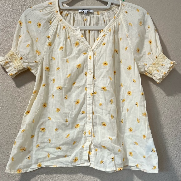 Madewell Smocked button-up top in French daisies - Picture 3 of 6